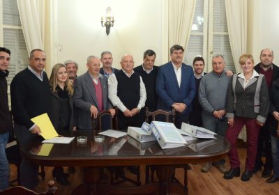 Entrega de peticiones en la Legislatura